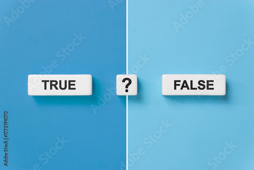 Foto The words true and false on dice with question mark symbol.