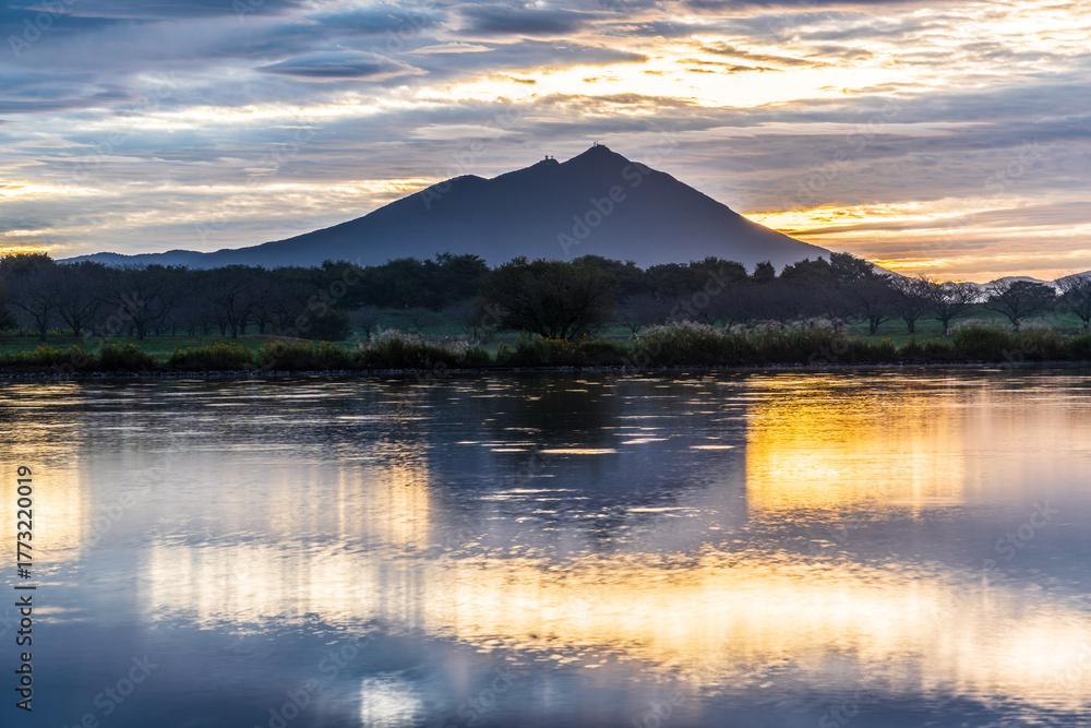 Obraz premium 茨城県母子島遊水池の水面に映る朝焼けの筑波山