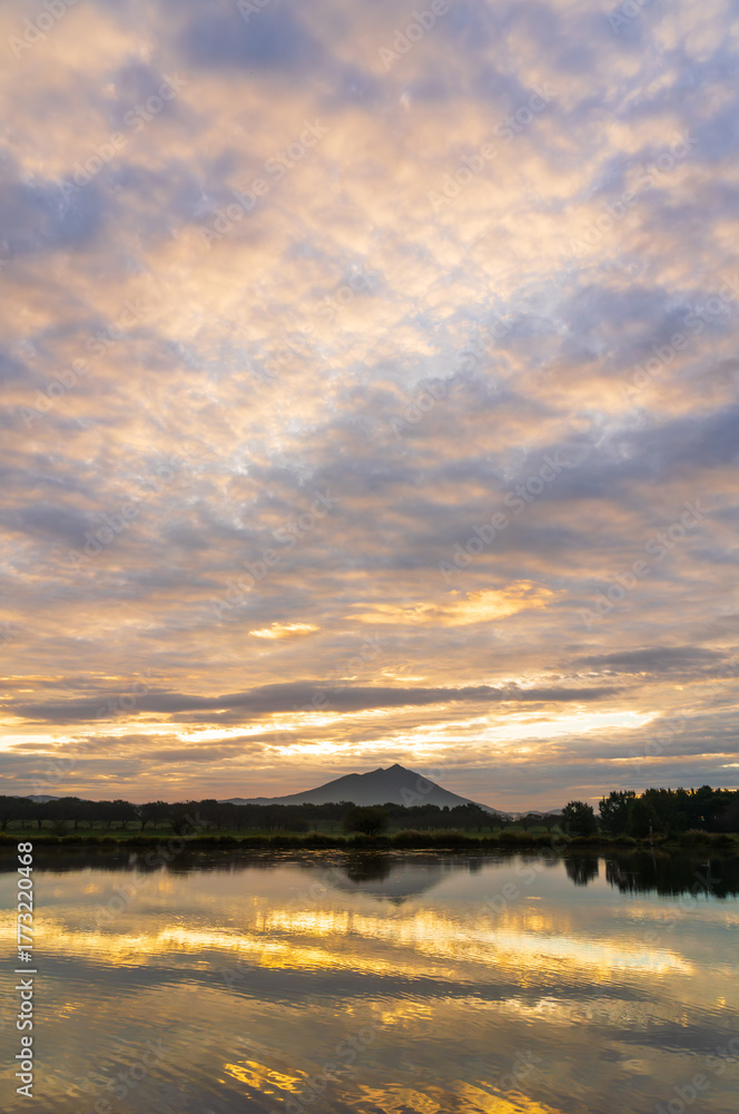 Obraz premium 茨城県母子島遊水池の水面に映る朝焼けの筑波山