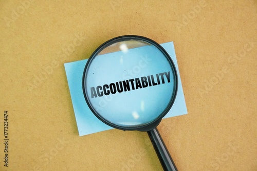 Foto A magnifying glass and paper with the word ACCOUNTABILITY