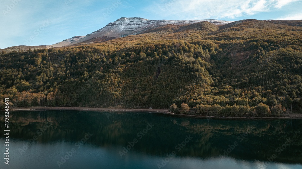 Fototapeta premium An aerial image of a lake in autumn