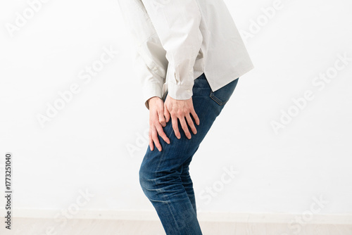 長袖白シャツを着ている若い男性