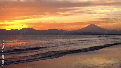 鵠沼海岸の夕焼けと富士山