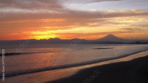 鵠沼海岸の夕焼けと富士山