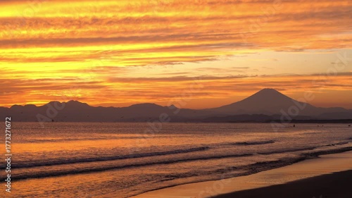 鵠沼海岸の夕焼けと富士山