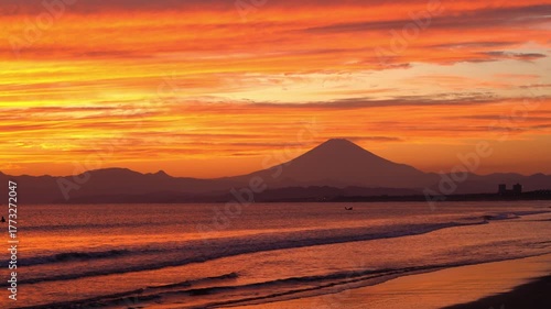 鵠沼海岸の夕焼けと富士山