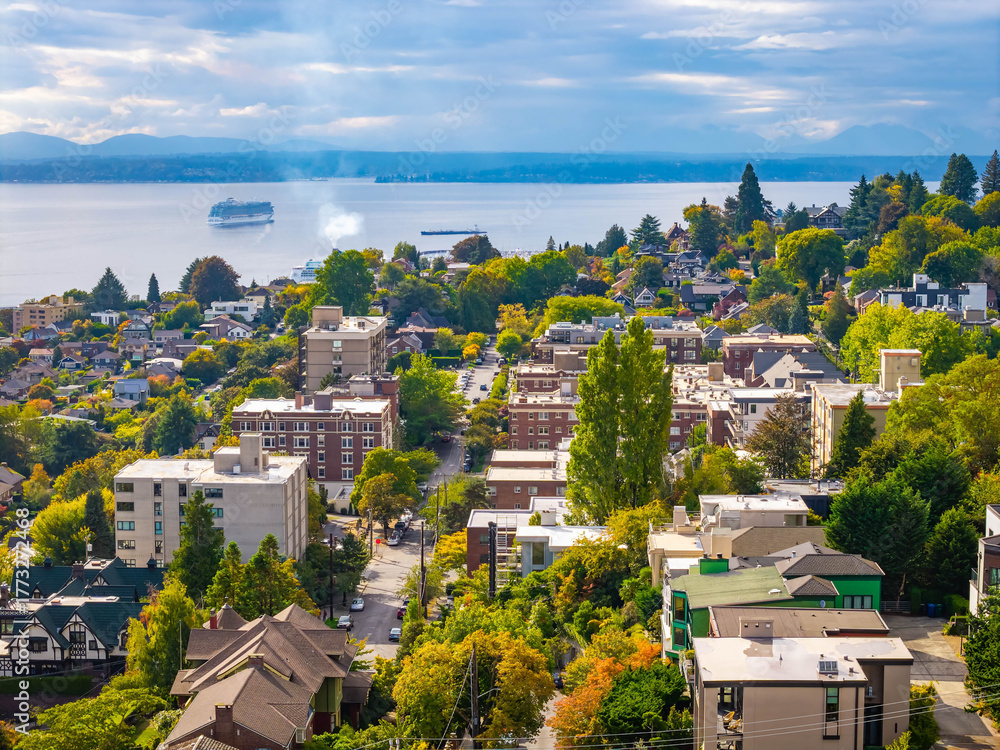 Obraz premium Scenic Aerial view of Seattle and Lake Union on summer sunny day