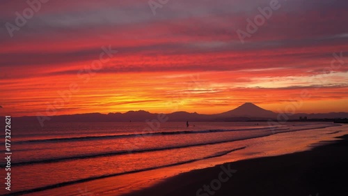 鵠沼海岸の夕焼けと富士山