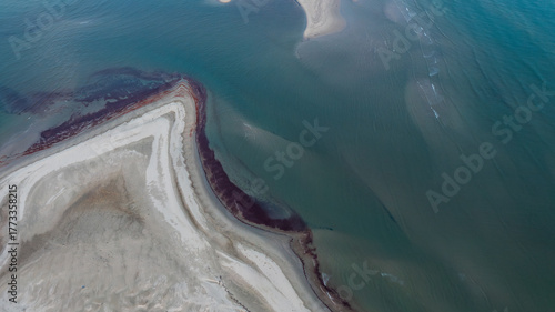 Fotografie Turquoise water gently lapping on a secluded sandy beach