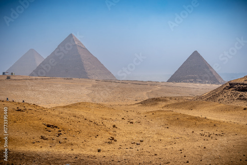 Piramides y esfinge de giza en el cairo recinto arqueologico.