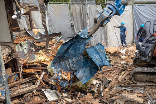 解体中の工事現場