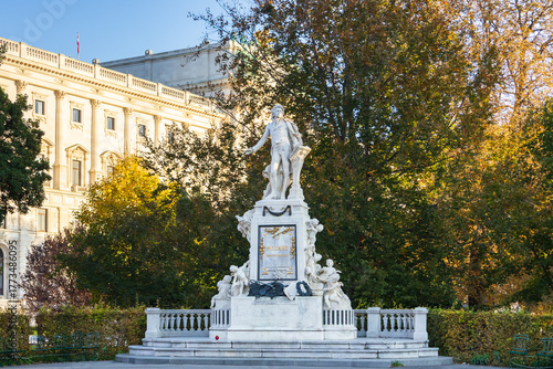 Tablou pe pânză The 1896 Mozart marble monument seen in the Burggarten (Castle Garden) during an