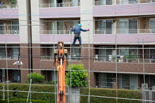 足場を建設中のスタッフ