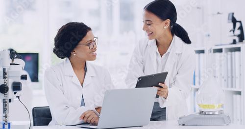 Foto Reading, research and tablet with people in lab for teamwork, science breakthrough and test results