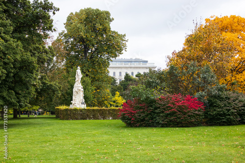 Fotografie Side view of the 1896 Mozart marble monument seen in the Burggarten (Castle Gard