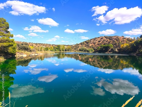 Paisaje de un lago con reflejos.