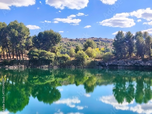 Paisaje colorido en el lago. Parque Natural de las Lagunas de Ruidera. Castilla La Mancha. España.