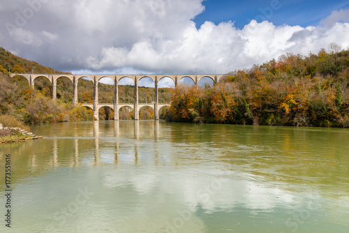 La rivière l'Ain avec le Viaduc de Cize-Bolozon en arrière plan en saison d'automne