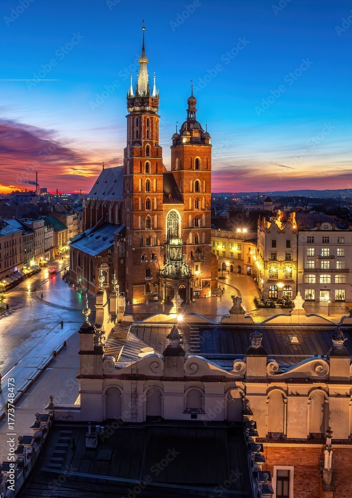 Fototapeta premium Rynek Główny w Krakowie z lotu drona o wschodzie słońca