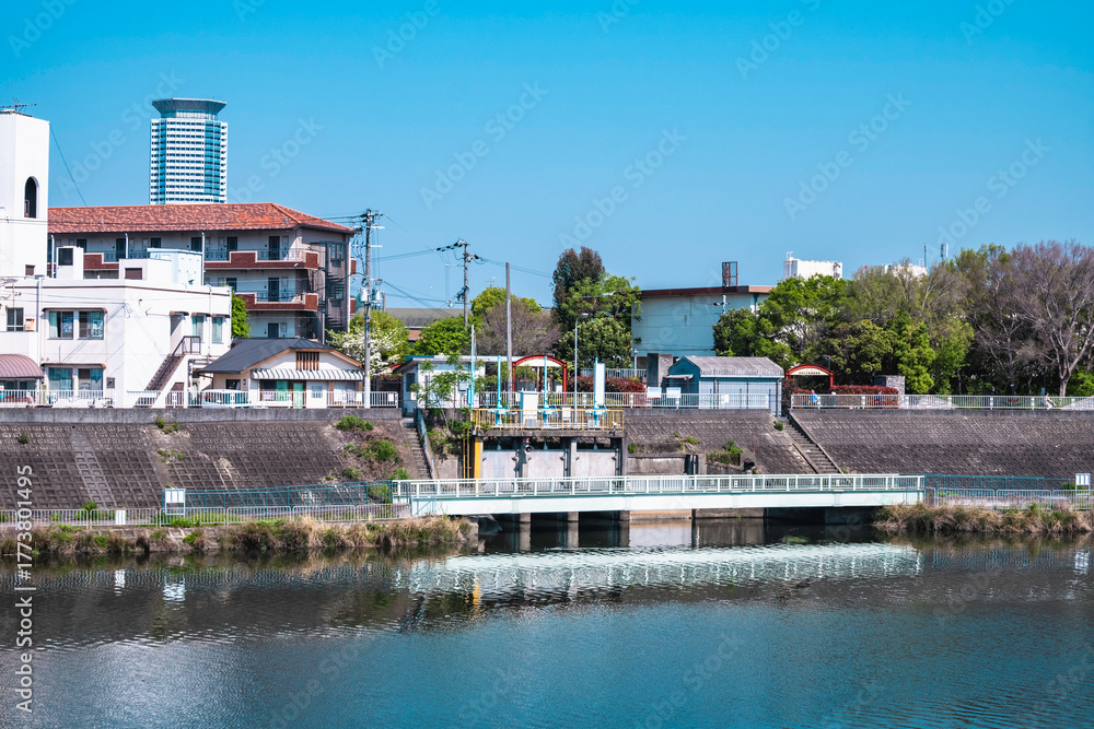 Obraz premium 川沿いの住宅街と青空の風景