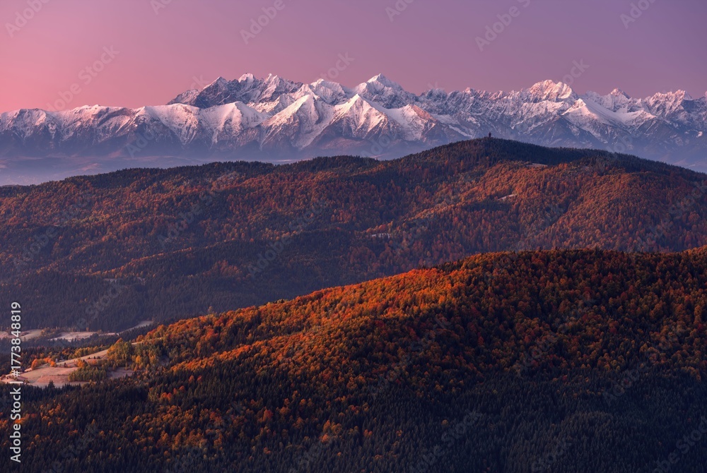 Fototapeta premium Jesienny widok na Gorce i zaśnieżone Tatry Wysokie z wieży na Mogielicy