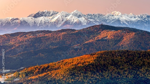 Fototapeta Naklejka Na Ścianę i Meble -  Jesienny widok na Gorce i zaśnieżone Tatry Wysokie z wieży na Mogielicy