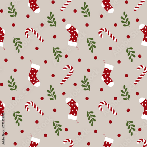 Nahtloses Muster mit Weihnachtsstrümpfen, Zuckerstangen, Zweigen und roten Beeren. Geeignet für Stoffprodukte, Accessoires, Servietten, Geschenkpapier und -schachteln.