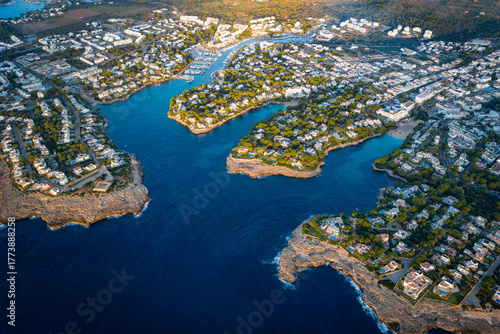 Fotografia Aerial Sunrise Over Cala d'Or: Multiple Coves, Yachts, and Resort Town on Mallor