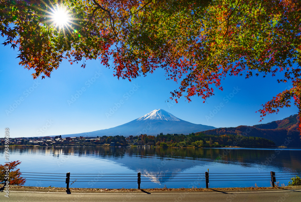 Fototapeta premium Mountain fuji with red maple in Autumn, Kawaguchiko Lake, Japan