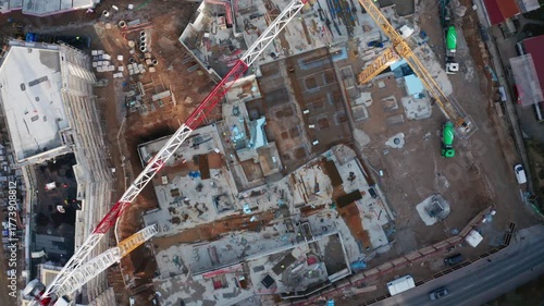 Top-down drone shot over a German construction site highlights building progress, cranes, and organizational complexity. 