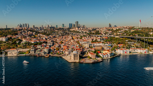 Foto Aerial view of Ortaköy Mosque on embankment of Bosphorus with cityscape on sunny