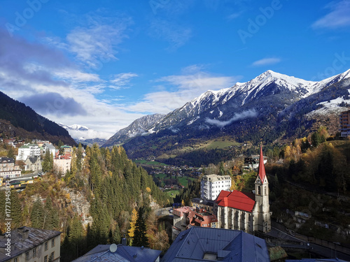 Blick ins Gasteinertal in Bad Gastein in Österreich im Salzburger Land mit Pfarrkirche Hl. Primus und Felizian Bad Gastein