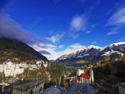 Blick ins Gasteinertal in Bad Gastein in Österreich im Salzburger Land mit Pfarrkirche Hl. Primus und Felizian Bad Gastein
