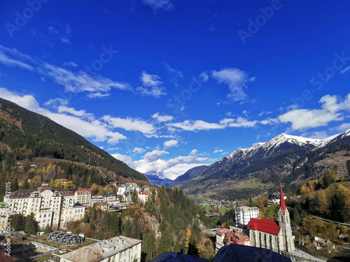 Blick ins Gasteinertal in Bad Gastein in Österreich im Salzburger Land mit Pfarrkirche Hl. Primus und Felizian Bad Gastein