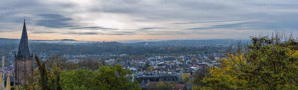 Obraz premium Blick im Morgennebel über Stadt Marburg vom Burghof aus nach unten
