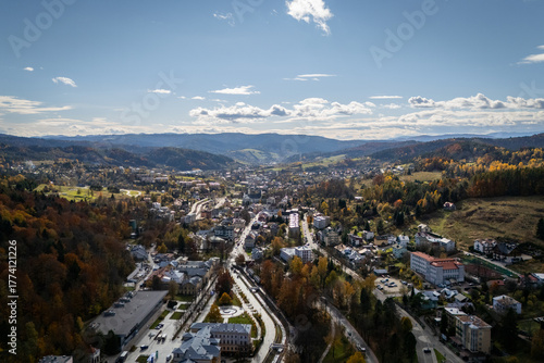 Fototapeta Naklejka Na Ścianę i Meble -  Centrum Krynicy-Zdroju jesienią - Ujęcie Lotnicze