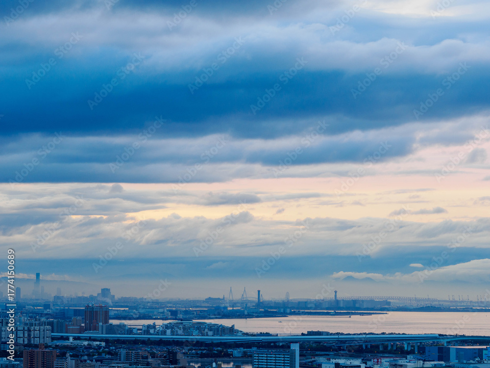 Obraz premium 早朝、神戸市東灘区の岡本の高台より芦屋大阪方面を撮影