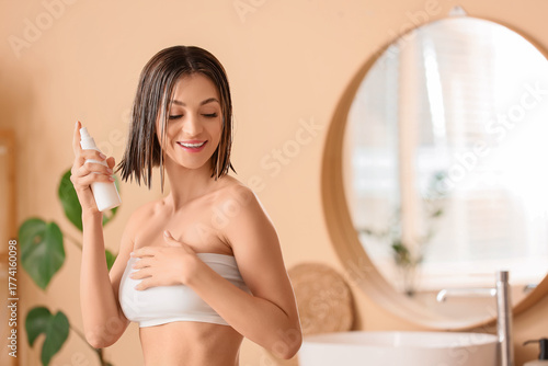 Young woman applying hair t...
