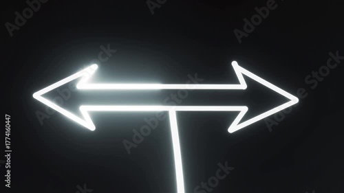 Against a pure black background, a white highlighter's double-headed arrow moves in a flashing rhythm, with a slight built-in glowing effect.