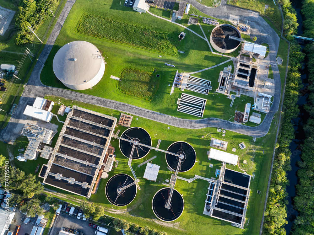 Φωτογραφία City water cleaning facility at wastewater treatment factory