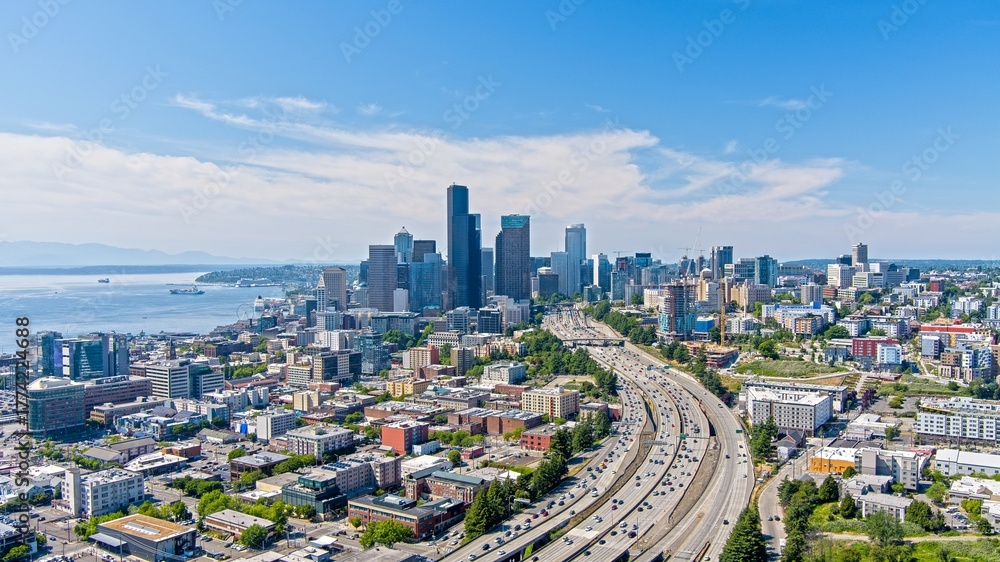 Fototapeta premium Seattle skyline on a sunny day in June