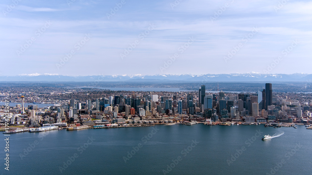 Fototapeta premium Seattle skyline on a sunny day in March