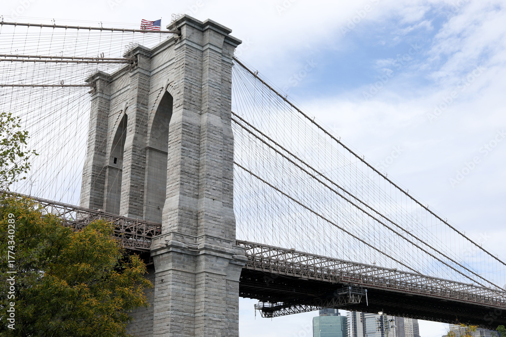 Fototapeta premium Brooklyn Bridge During Early Fall in New York