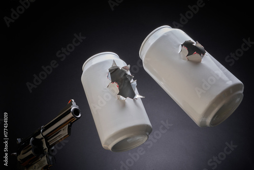 Foto Pistol & shot up cans, gun control