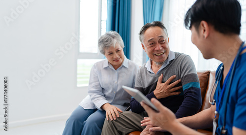 Quadro su tela asian senior couple consult and discuss medical examination results with physiotherapist at clinic