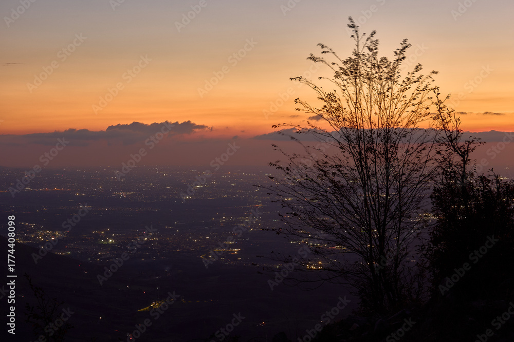 Obraz premium Tramonto Autunnale dalle alture dei monti lucretili - Città di Roma sullo Sfondo