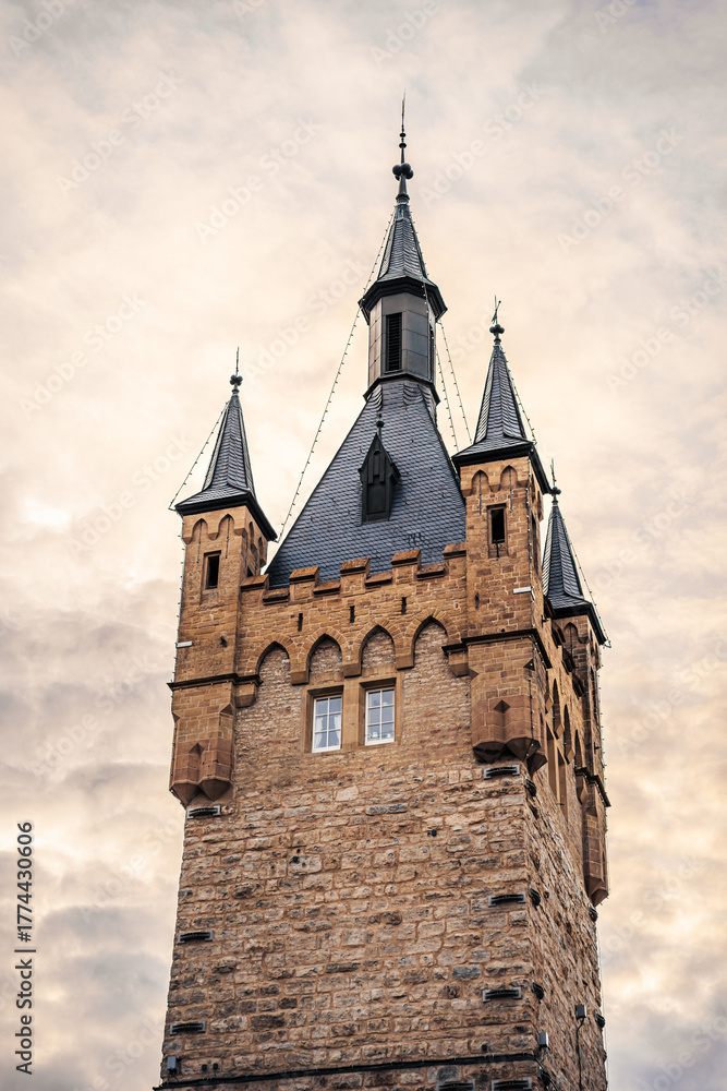 Fototapeta premium Blauer Turm in der Altstadt von Bad Wimpfen, Baden-Württemberg, Deutschland. Bei Sonnenuntergang mit bewölktem Himmel.