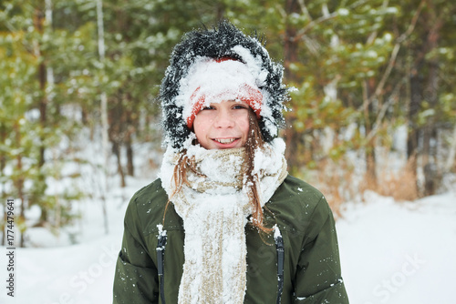 Foto Portrait of Caucasian teenager boy smiling into camera with face and winter hat