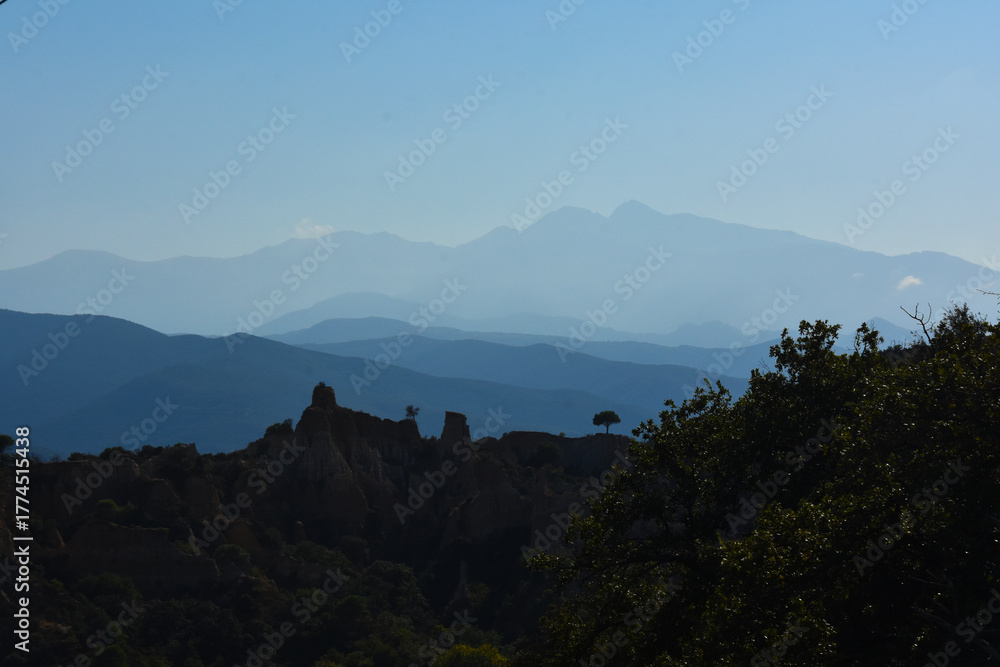 Obraz premium Perspective atmosphérique du Canigou vu des orgues de Ille sur têt