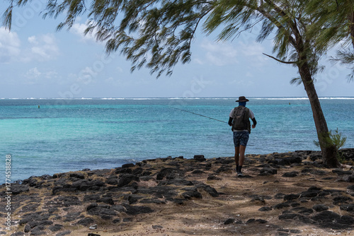 Mann angelt am Meer in Mauritius